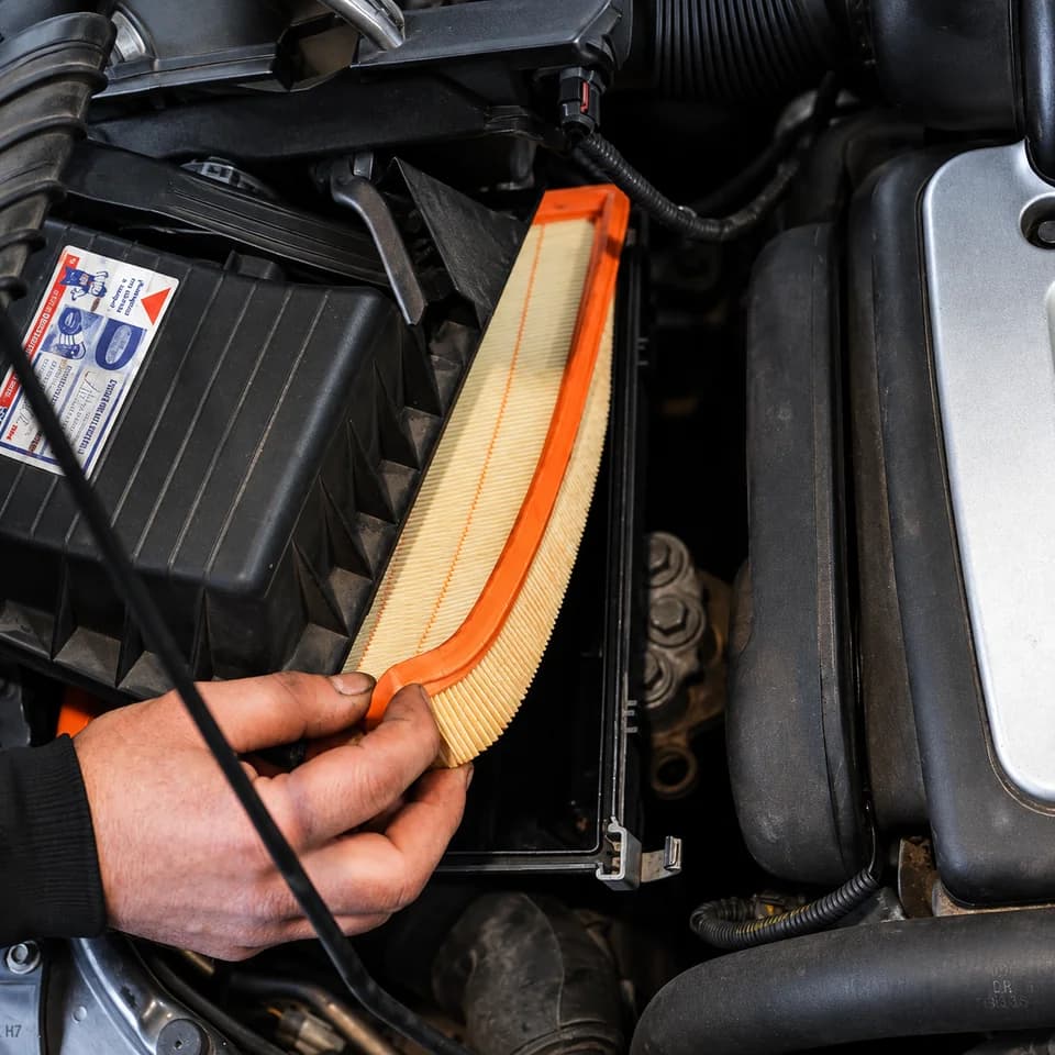 Sustitución de filtro de motor en taller